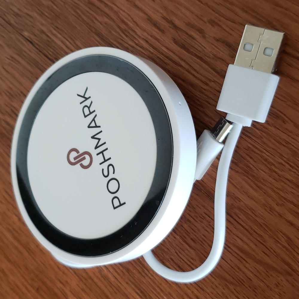Poshmark Quake Wireless Charging Pad for Smartphone